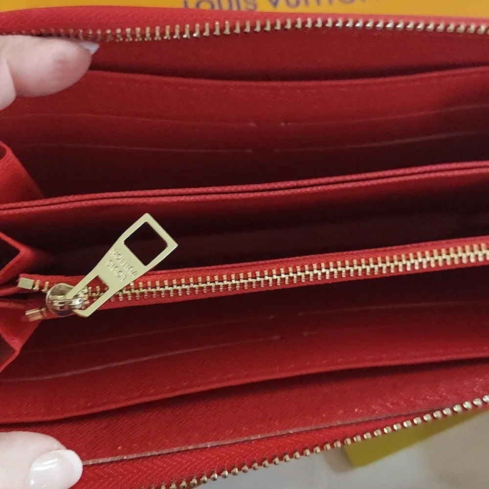 Fashion Monogram Embossed Wallet - Picture 3 of 7